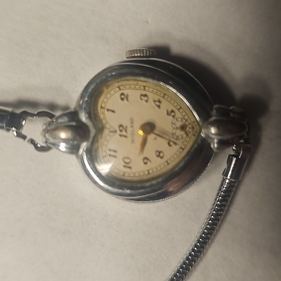 Midland Women's Vintage Heart Shaped Wristwatch ⌚️